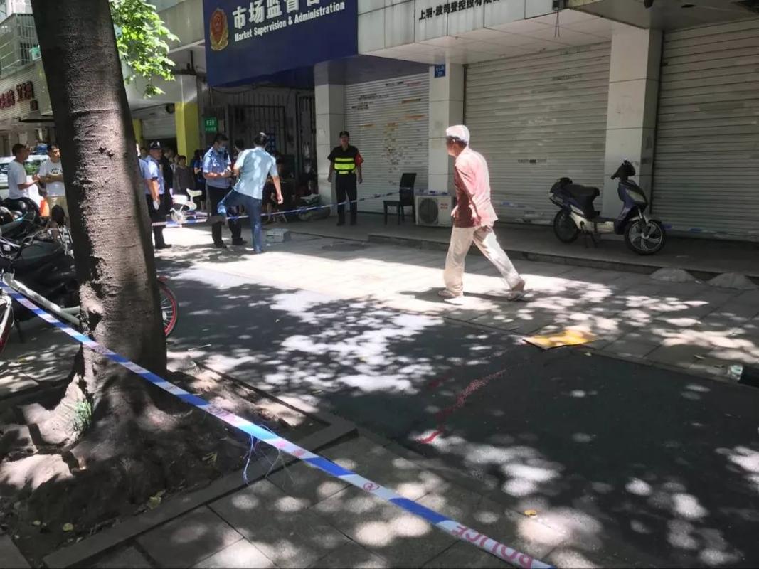 新澳正版资料大全免費和一女子大厦高坠死亡与女子高楼坠下视频