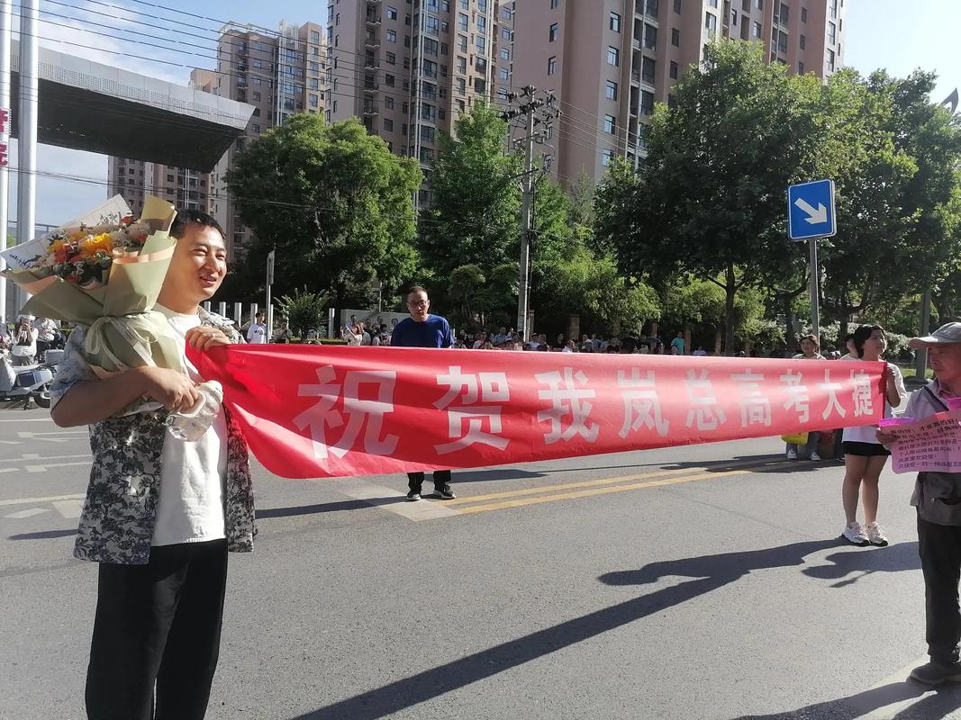 新澳2025资料最新大全和高考考场外统一动作与高考考场外的场景